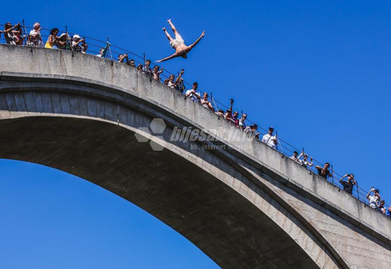 Turistima u ponudi i skok sa Starog mosta